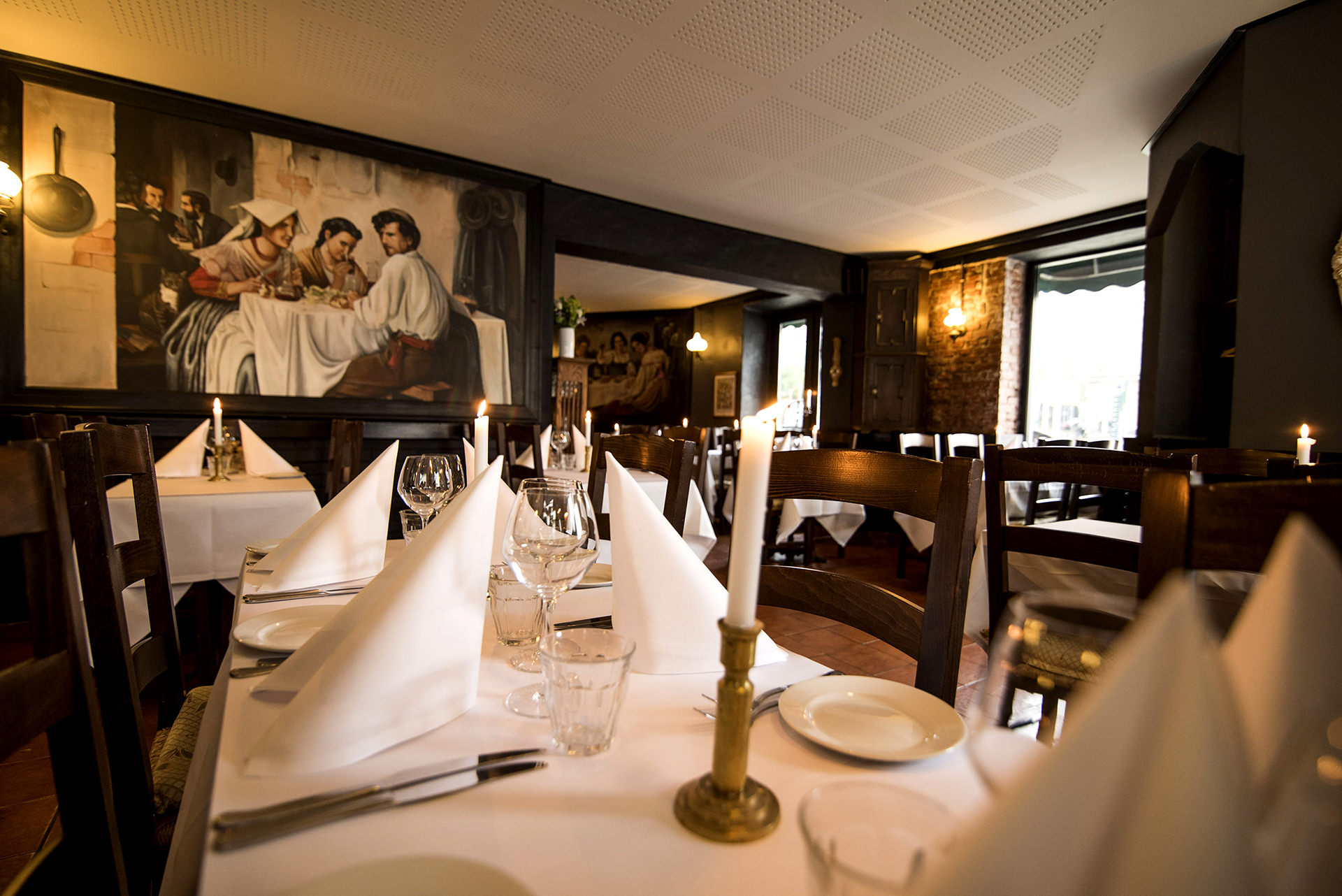 Borde og stole i Sale e Pepes restaurant